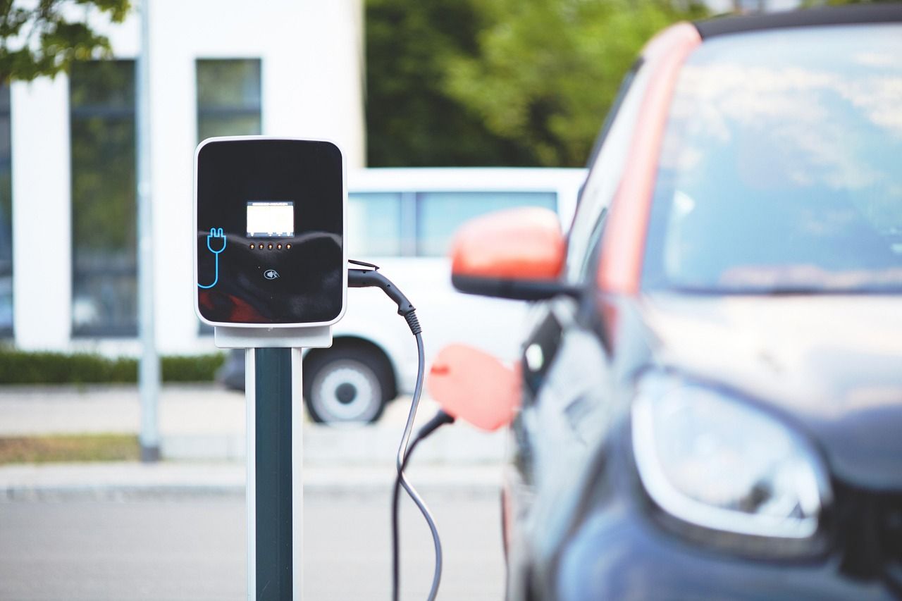 Czym są stacje ładujące Wallbox i dlaczego są niezbędne dla właścicieli samochodów elektrycznych?