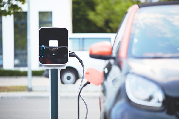 Czym są stacje ładujące Wallbox i dlaczego są niezbędne dla właścicieli samochodów elektrycznych?